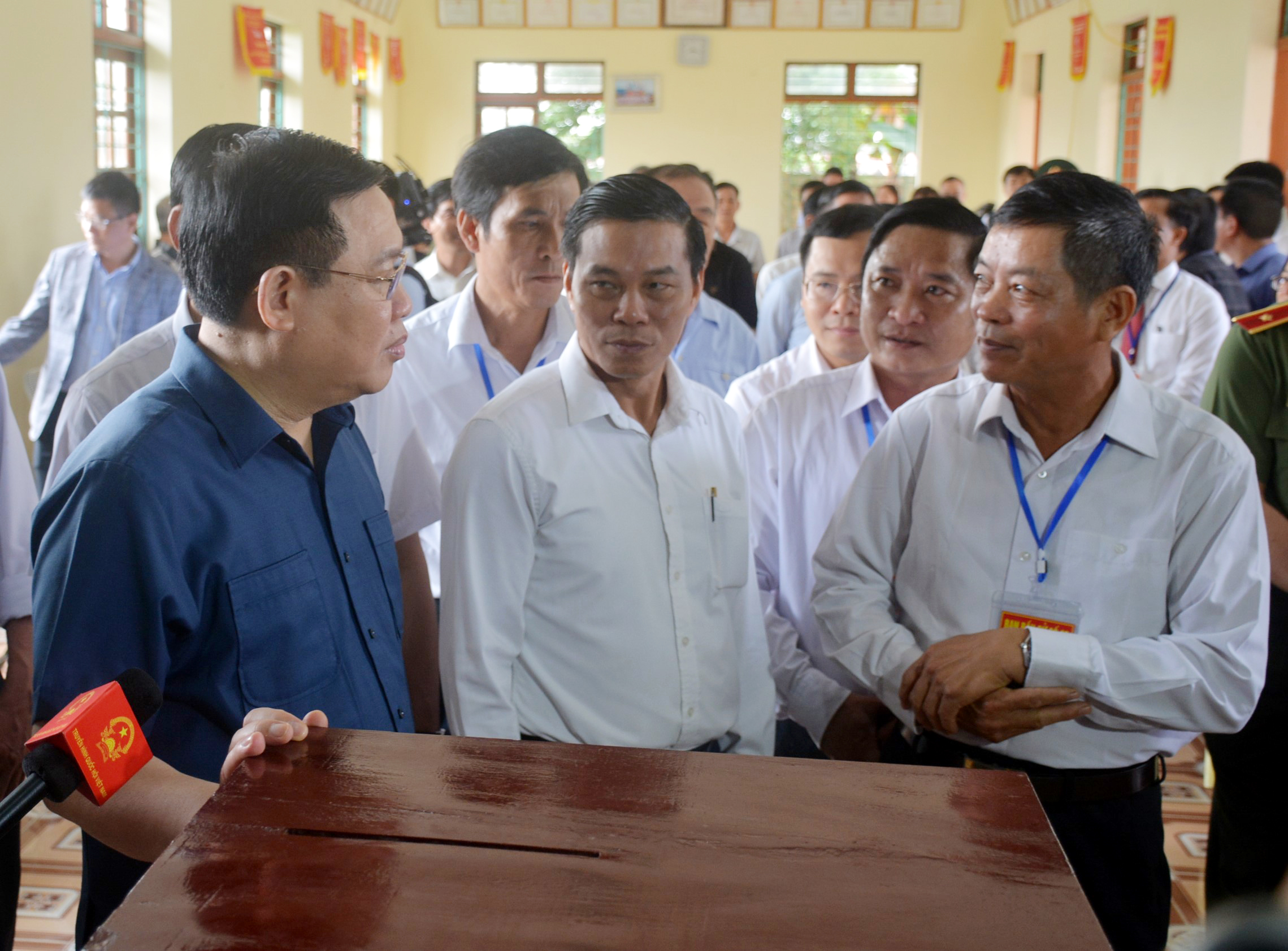 Đồng chí Vương Đình Huệ kiểm tra công tác chuẩn bị bầu cử tại Tiên Lãng, Hải Phòng